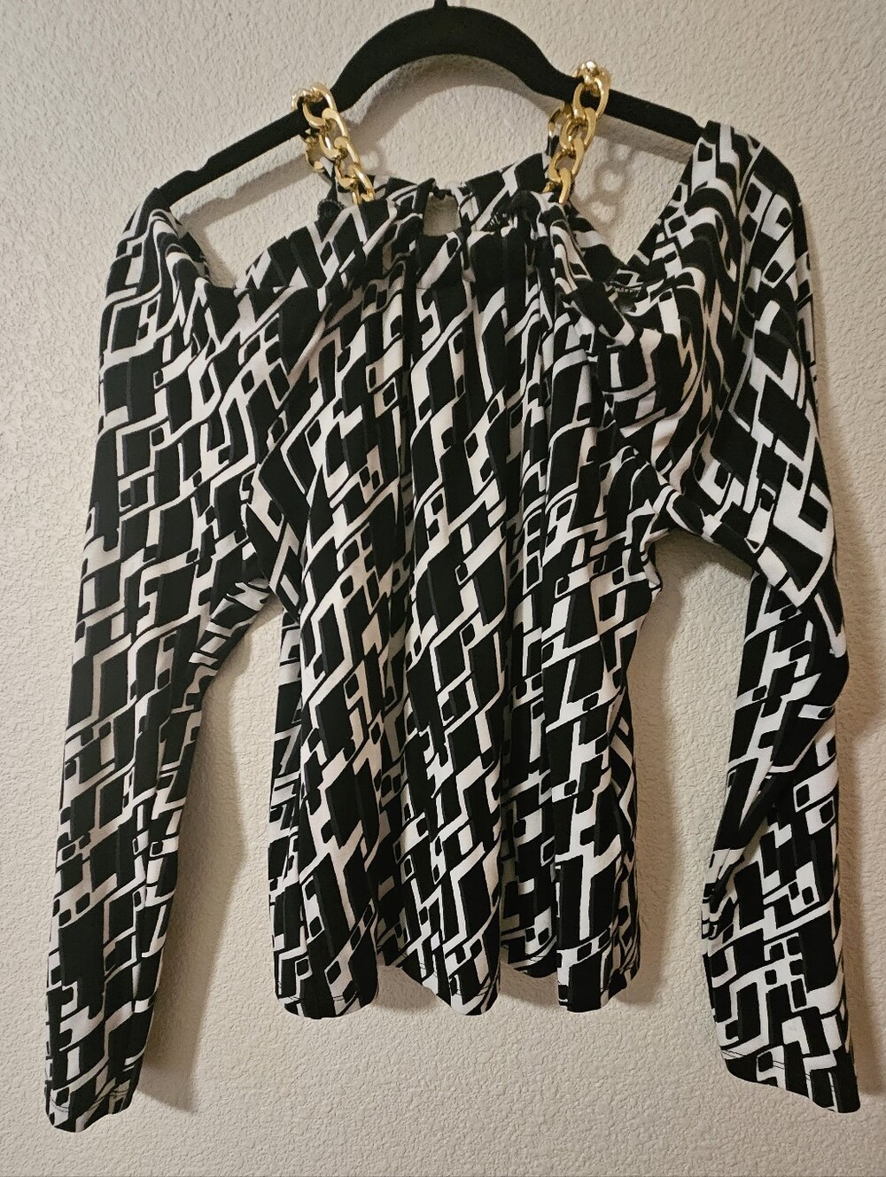 Euc Cold Shoulder Top